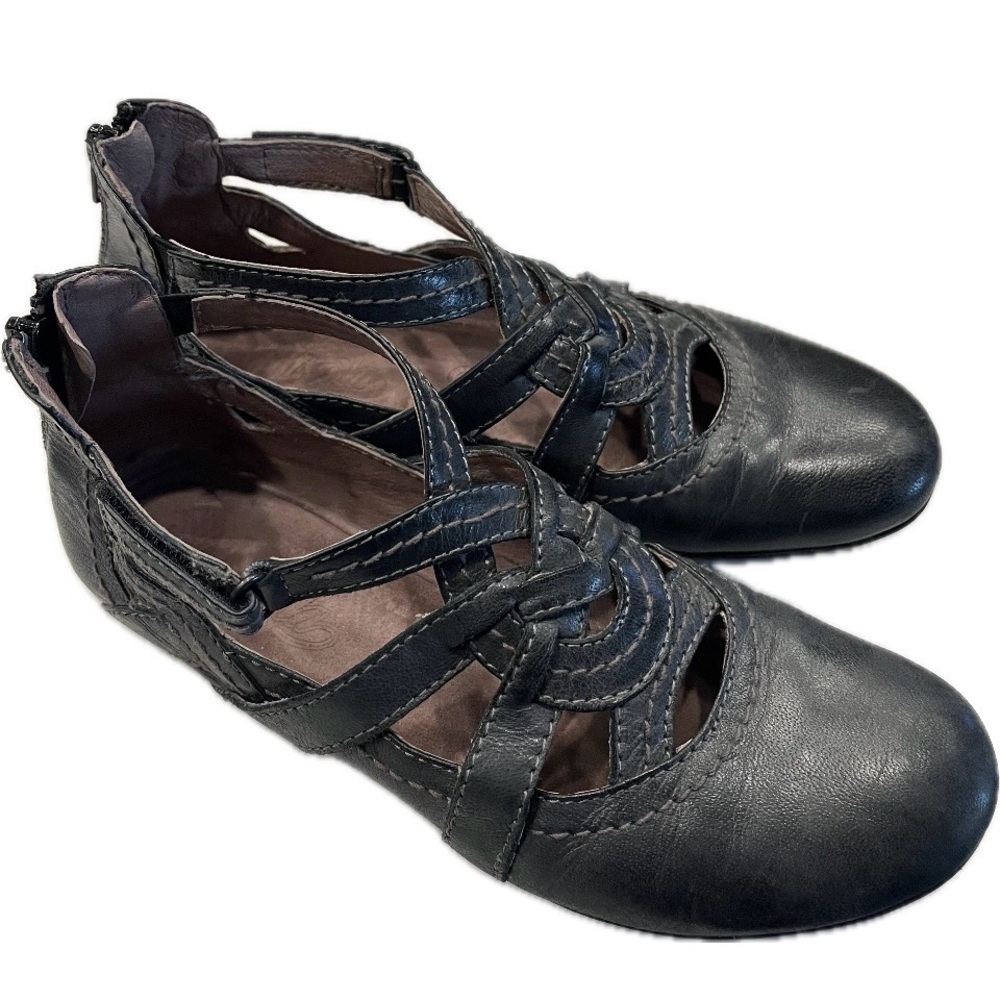 Bussola Black Leather Flats with Cut-Out Design